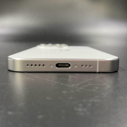 【全額返金保証】【最速発送】Apple iPhone iPhone 15 Pro 256GB ホワイトチタニウム docomo 白ロム 動作確認済 86%