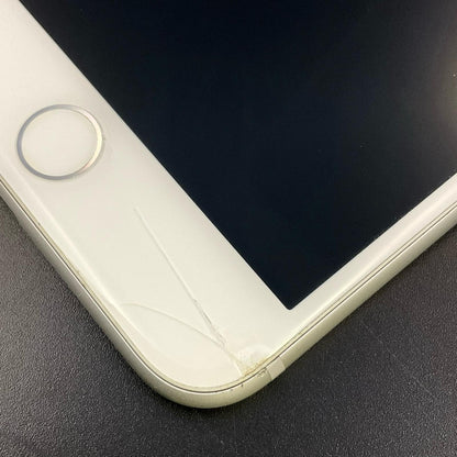 【最速発送】Apple iPhone iPhone 8 Plus 64GB シルバー docomo 白ロム【難有】 78%