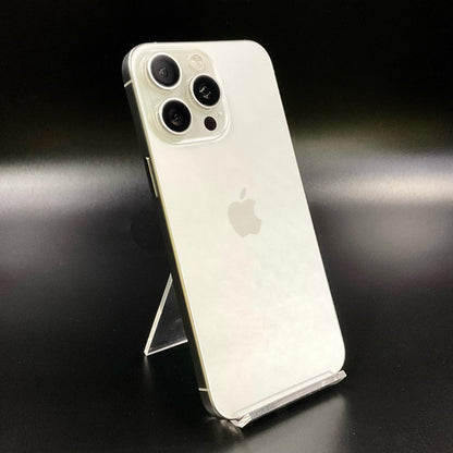 【全額返金保証】【最速発送】Apple iPhone iPhone 15 Pro Max 256GB ホワイト au 美品 動作確認済 88%