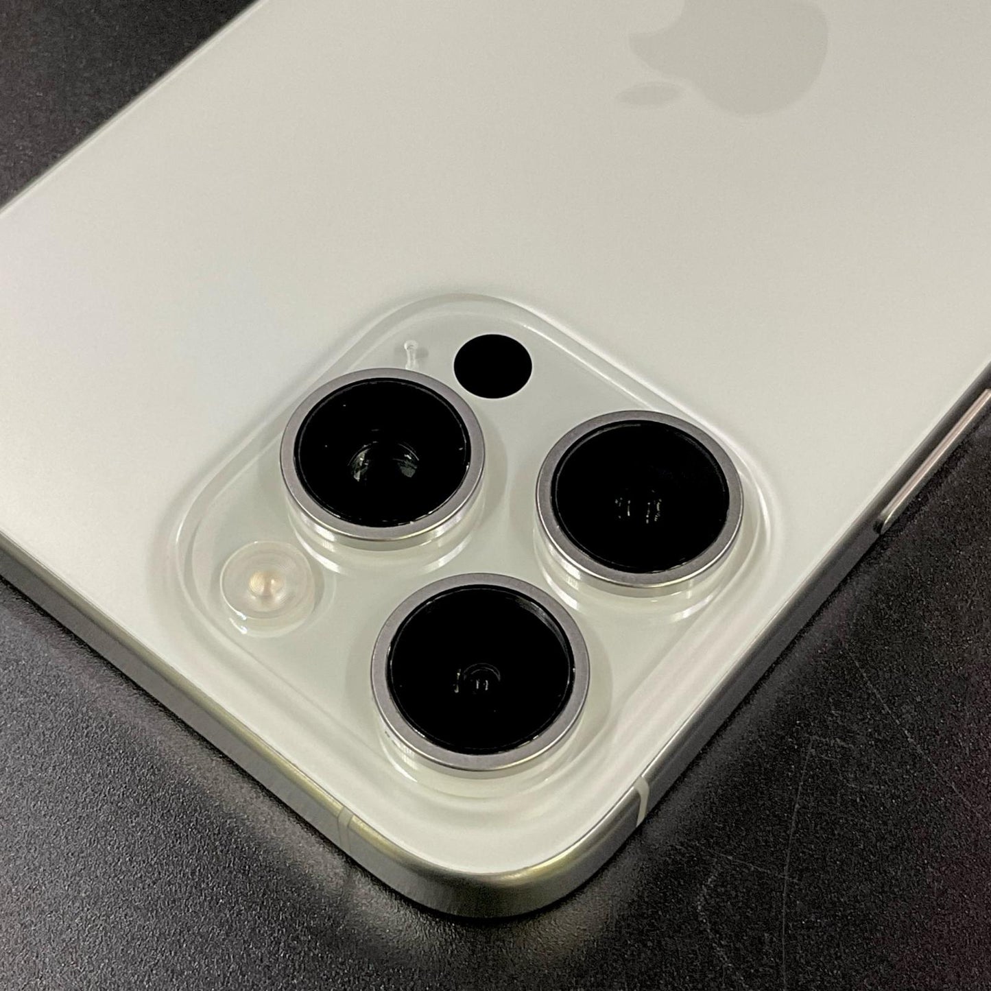 【全額返金保証】【最速発送】Apple iPhone iPhone 15 Pro Max 256GB ホワイト au 美品 動作確認済 88%