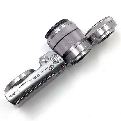 【全額返金保証】【最速発送】Sony デジタル一眼 α NEX-5D ダブルレンズキット [シルバー] シルバー 美品 動作確認済