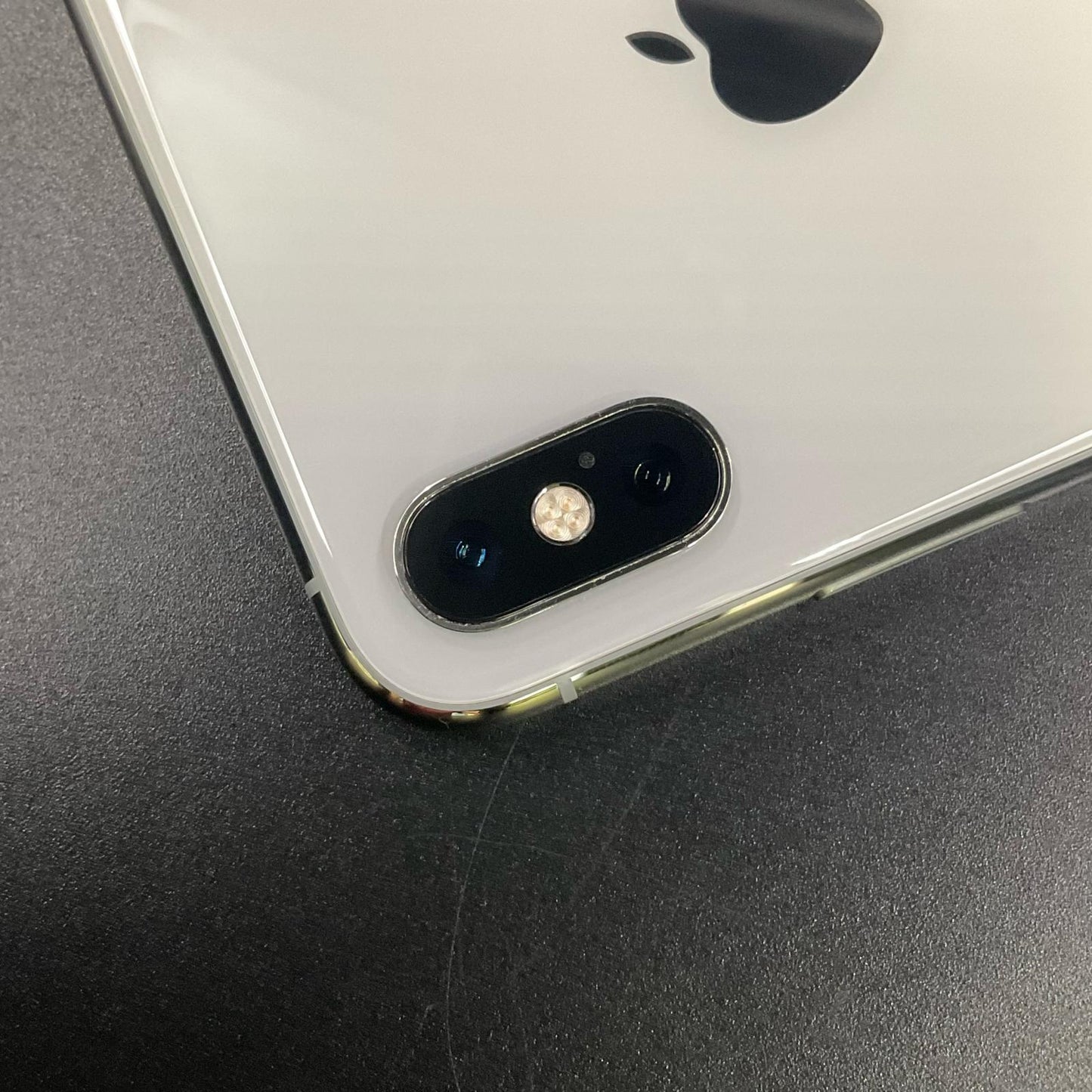【全額返金保証】【最速発送】Apple iPhone iPhone XS Max 256GB シルバー au 白ロム 動作確認済 81%