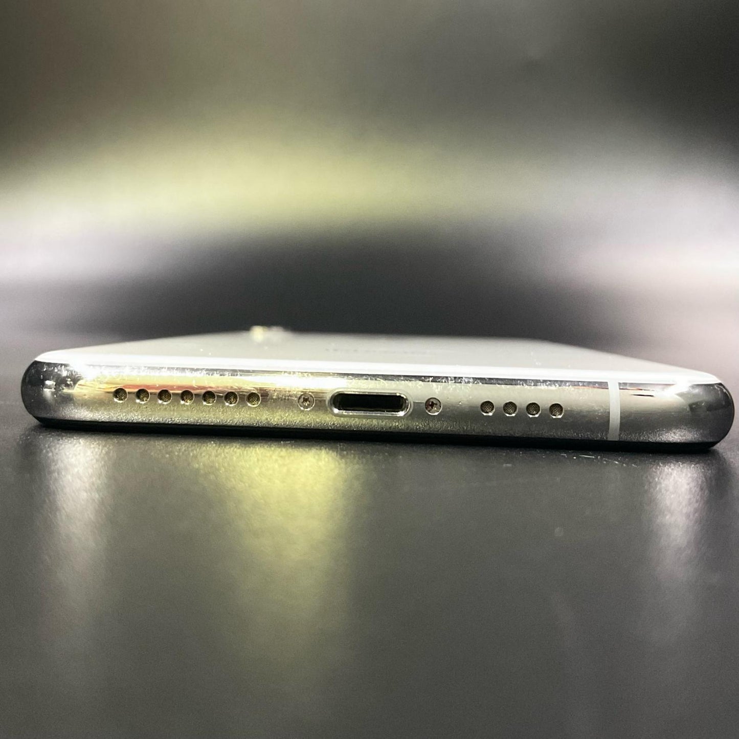 【全額返金保証】【最速発送】Apple iPhone iPhone XS Max 256GB シルバー au 白ロム 動作確認済 81%