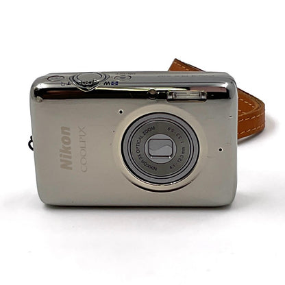 【全額返金保証】【最速発送】Nikon コンパクトデジタルカメラ COOLPIX S02　シルバー 動作確認済