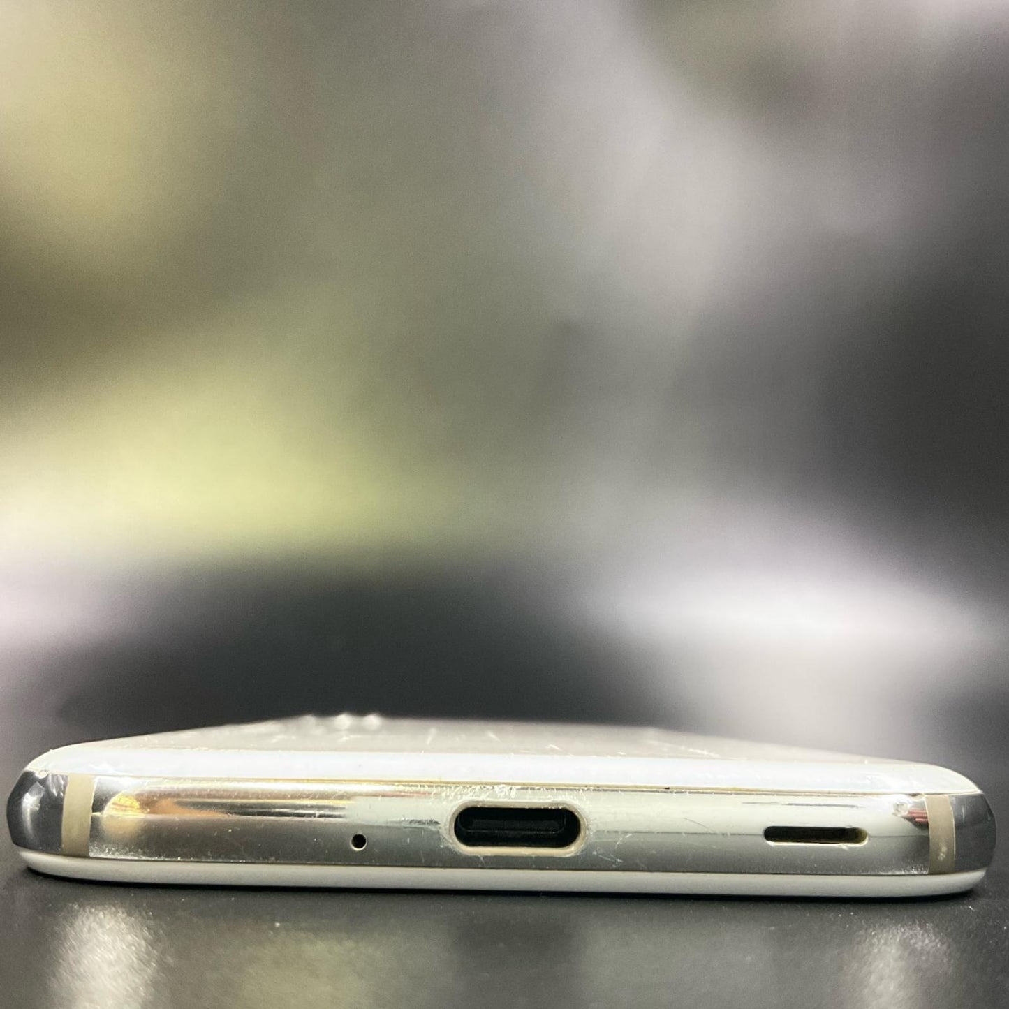 【最速発送】SHARP AQUOS R 64GB ジルコニアホワイト au SHV39 白ロム【難有】