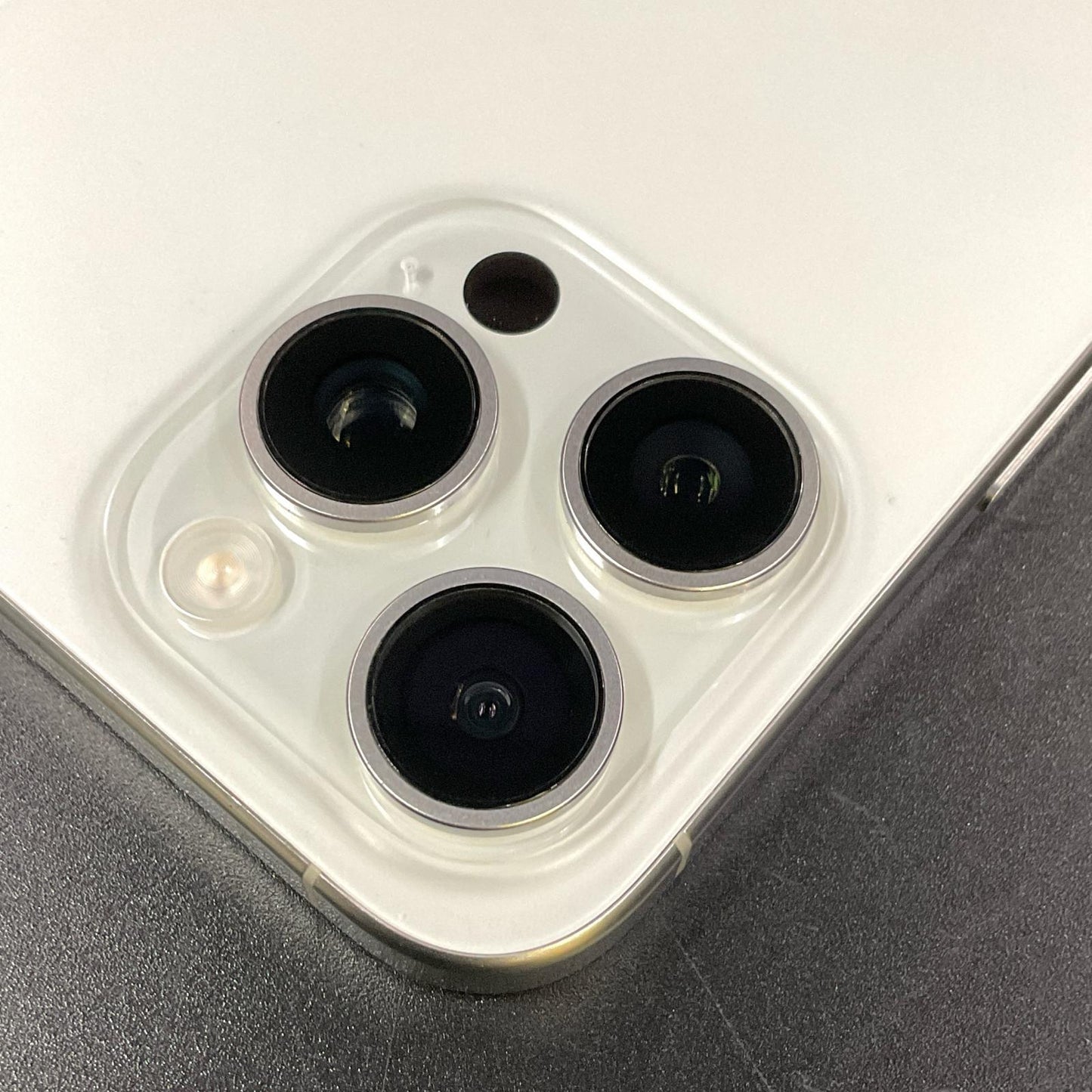 【全額返金保証】【最速発送】Apple iPhone iPhone 15 Pro Max 512GB ホワイトチタニウム Softbank 美品 動作確認済 85%