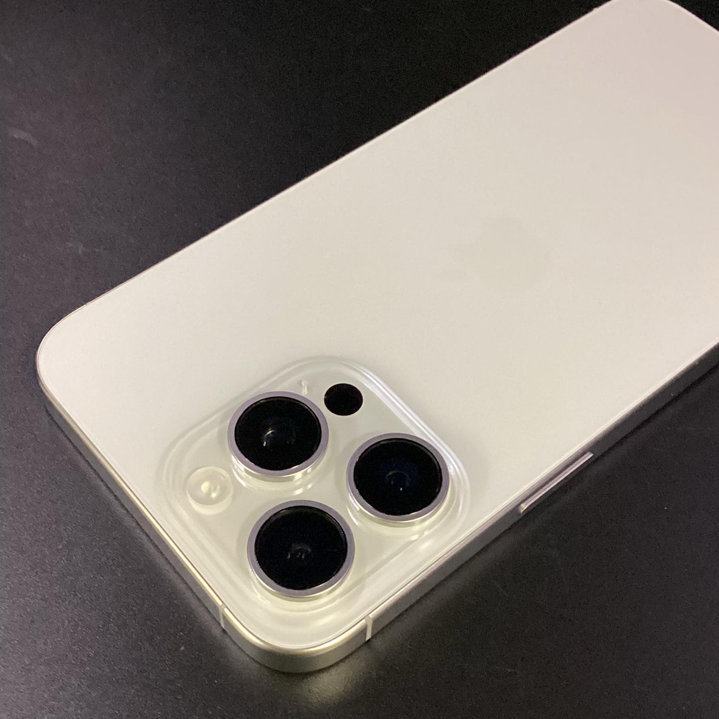【全額返金保証】【最速発送】Apple iPhone iPhone 15 Pro Max 256GB ホワイトチタニウム SIMフリー 白ロム 美品 動作確認済 93%