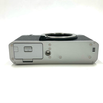 【全額返金保証】【最速発送】FUJIFILM デジタル一眼 FUJIFILM X-E4 ボディ シルバー 動作確認済
