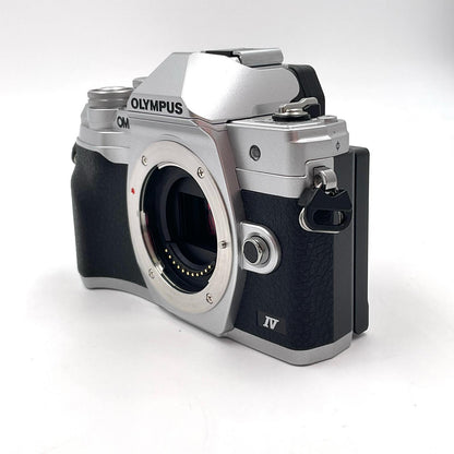 【全額返金保証】【最速発送】OLYMPUS デジタル一眼 OM-D E-M10 Mark IV ボディ シルバー 動作確認済