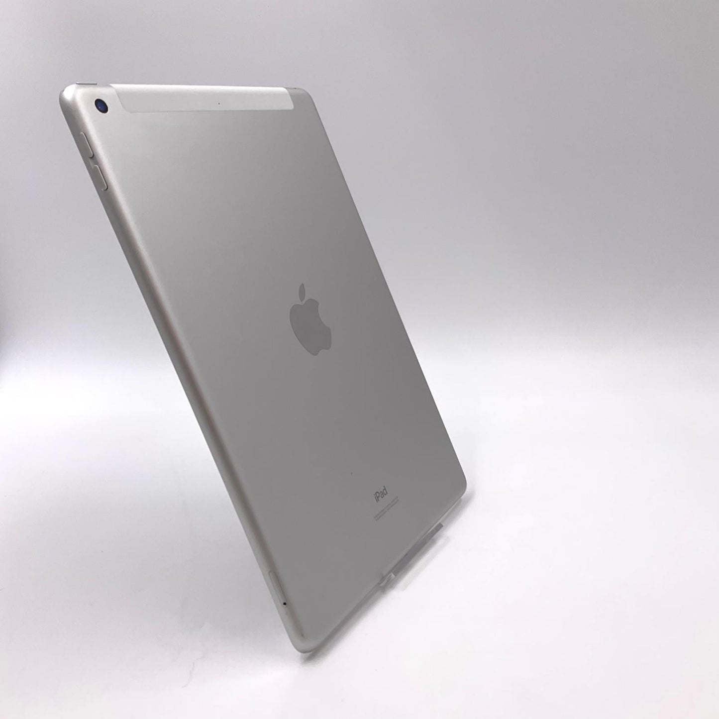 【全額返金保証】【最速発送】Apple iPad iPad 10.2インチ 第8世代 32GB シルバー WiFi+Cellular docomo 白ロム 動作確認済