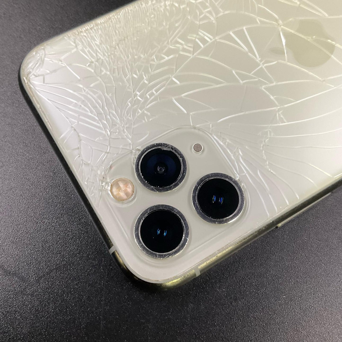 【最速発送】Apple iPhone iPhone Pro 11 256GB シルバー docomo 白ロム【難有】 71%
