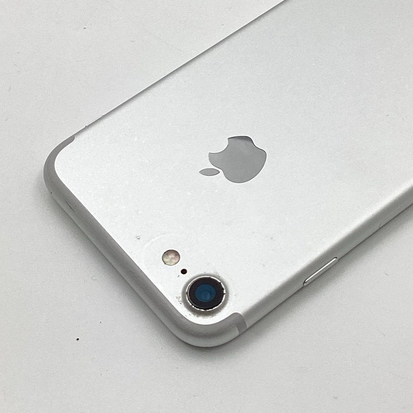 【全額返金保証】【最速発送】Apple iPhone iPhone 7 128GB シルバー au 白ロム 動作確認済 94%