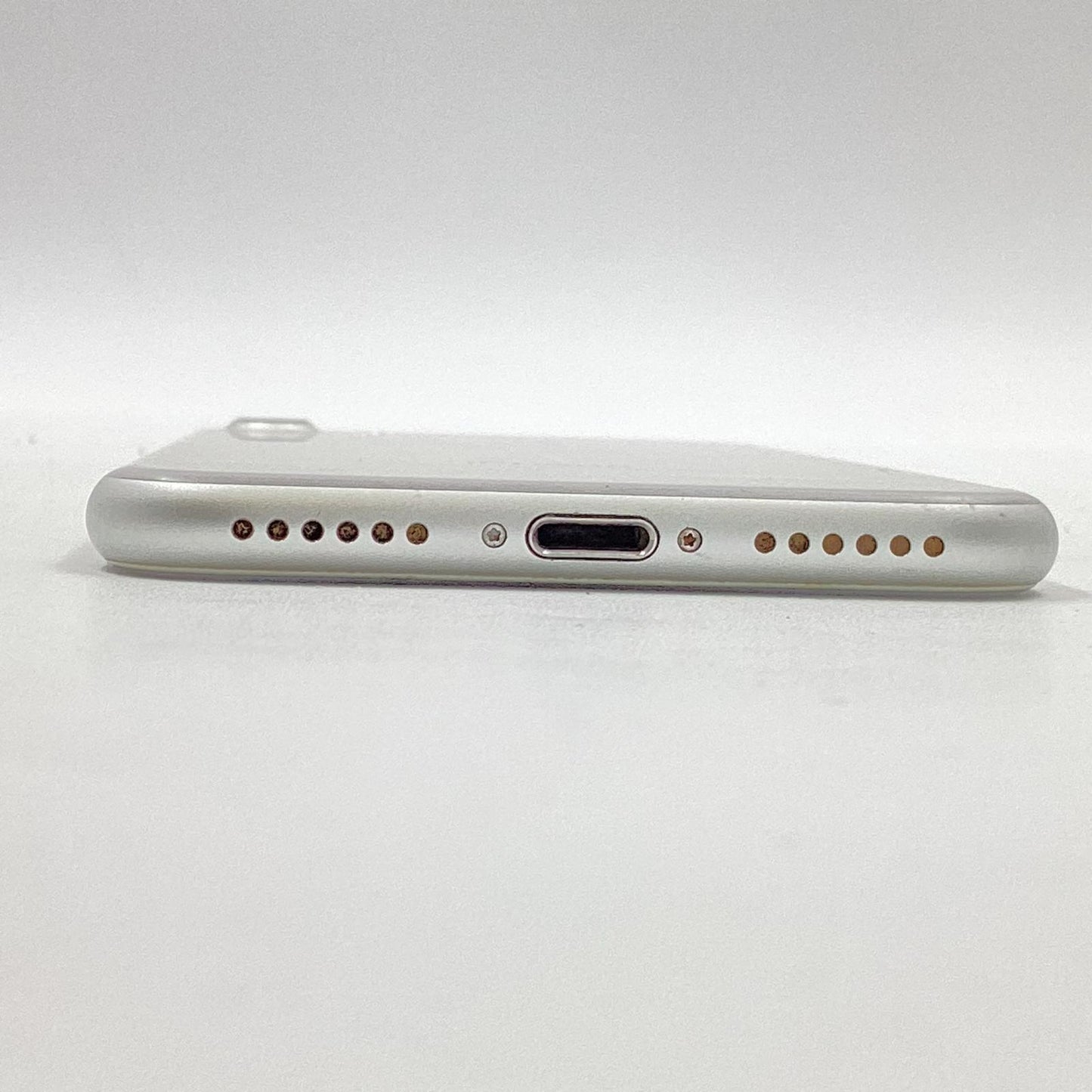【全額返金保証】【最速発送】Apple iPhone iPhone 7 128GB シルバー au 白ロム 動作確認済 94%