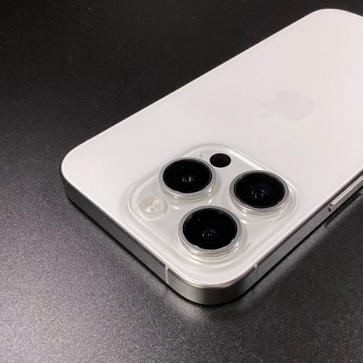 【全額返金保証】【最速発送】Apple iPhone iPhone 15 Pro 256GB ホワイトチタニウム SIMフリー 白ロム 動作確認済 88%
