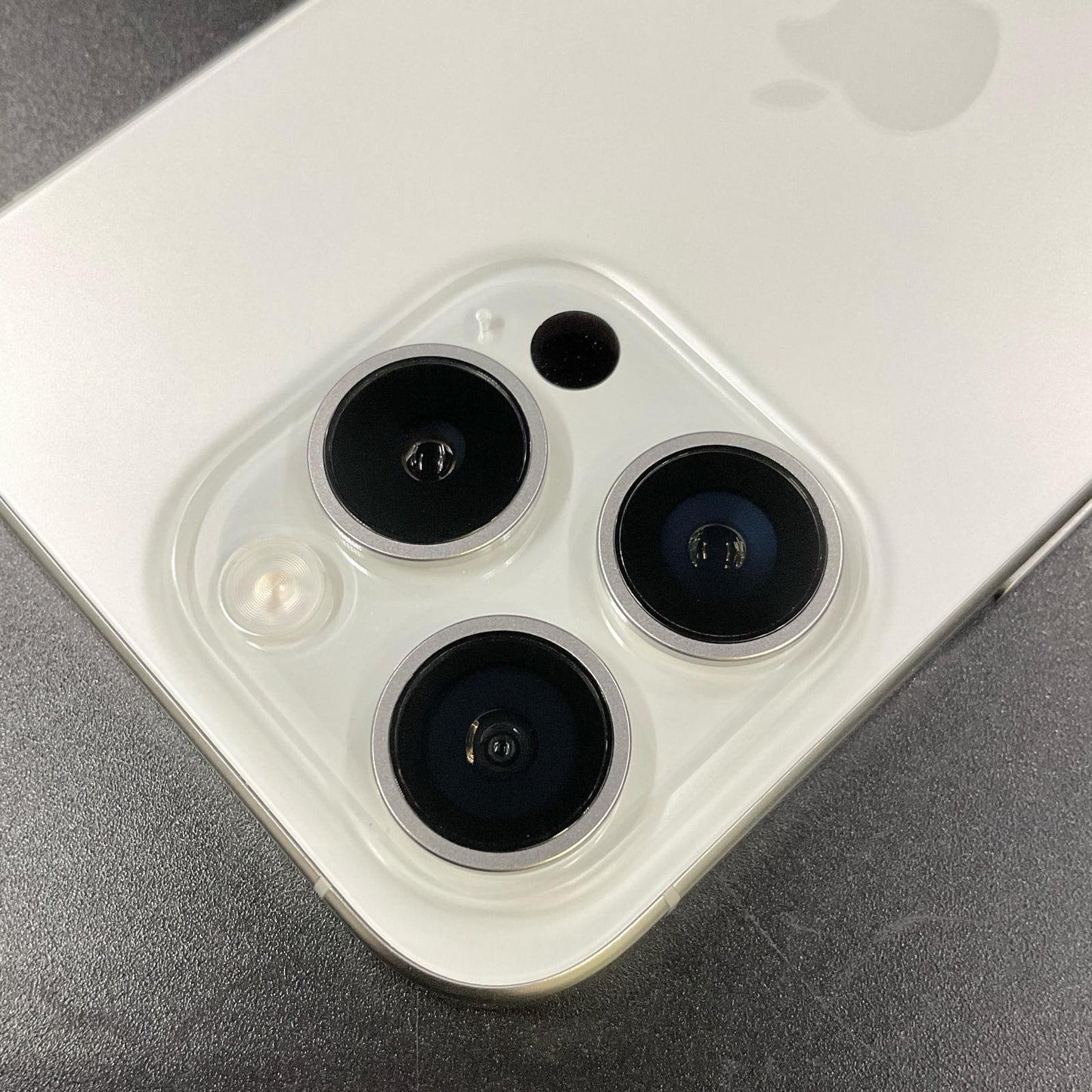 【全額返金保証】【最速発送】Apple iPhone iPhone 15 Pro 256GB ホワイトチタニウム SIMフリー 白ロム 美品 動作確認済 80%
