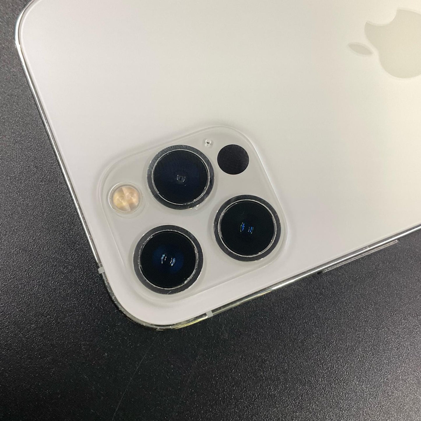 【全額返金保証】【最速発送】Apple iPhone iPhone 12 Pro 256GB シルバー au 白ロム 動作確認済 82%