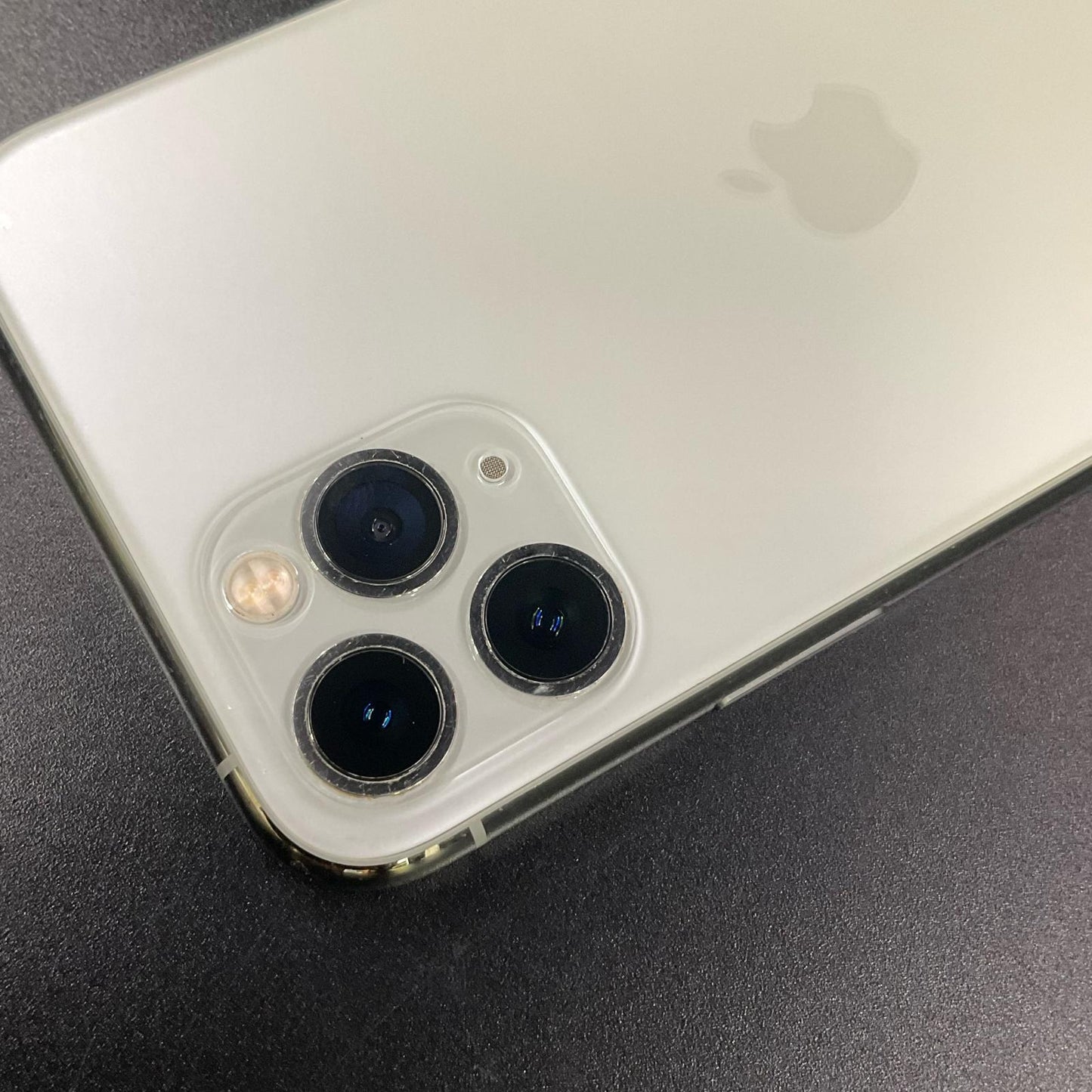 【全額返金保証】【最速発送】Apple iPhone iPhone 11 Pro 64GB シルバー docomo 白ロム 動作確認済 65%