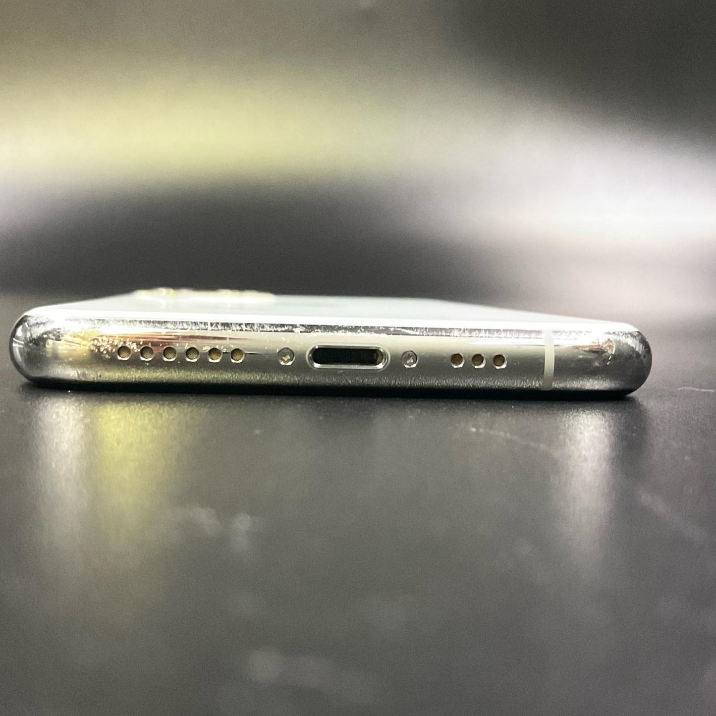 【全額返金保証】【最速発送】Apple iPhone iPhone 11 Pro 64GB シルバー docomo 白ロム 動作確認済 65%