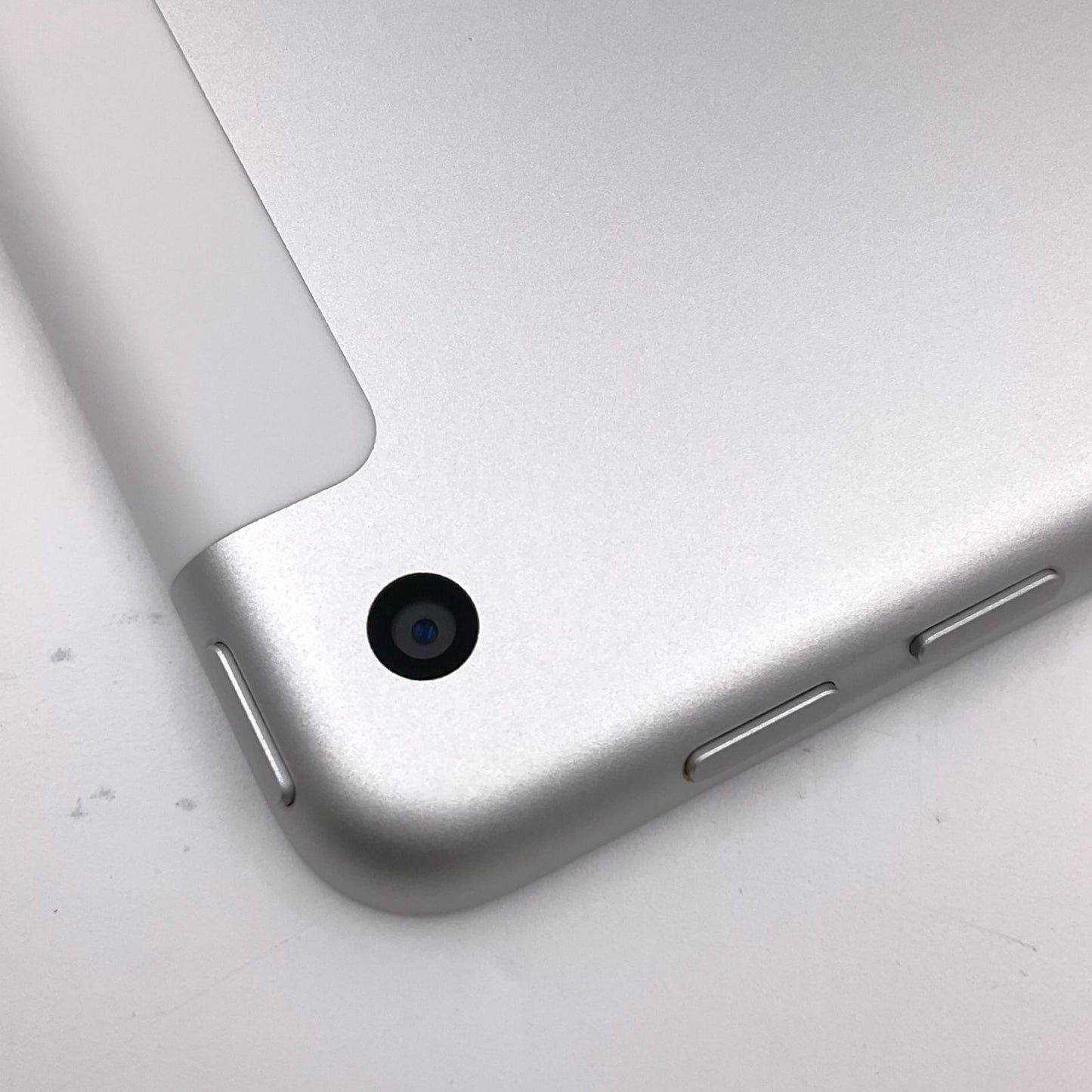 【全額返金保証】【最速発送】Apple iPad iPad 9.7インチ 第6世代 32GB シルバー WiFi+Cellular docomo 白ロム 動作確認済