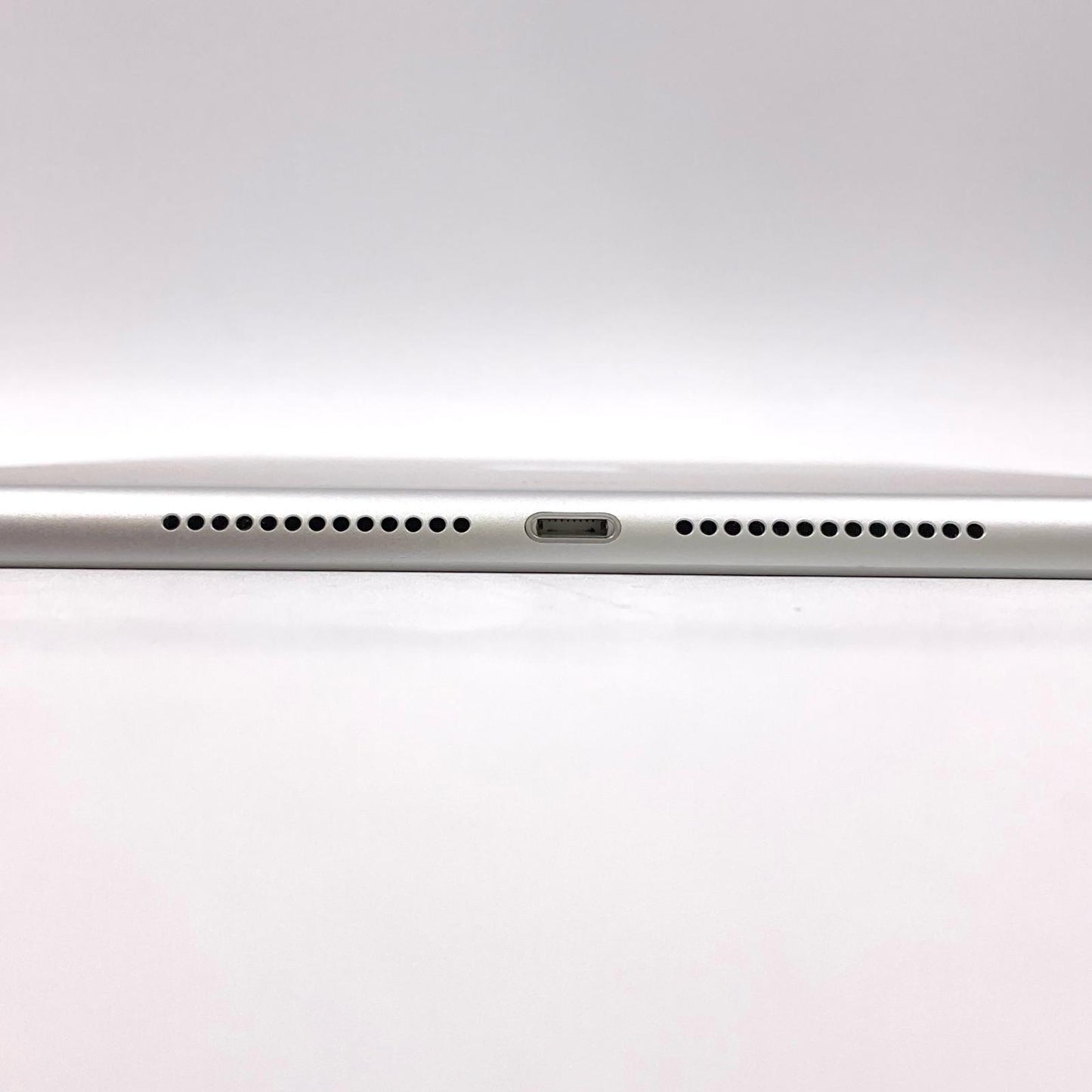 【全額返金保証】【最速発送】Apple iPad iPad 9.7インチ 第6世代 32GB シルバー WiFi+Cellular docomo 白ロム 動作確認済