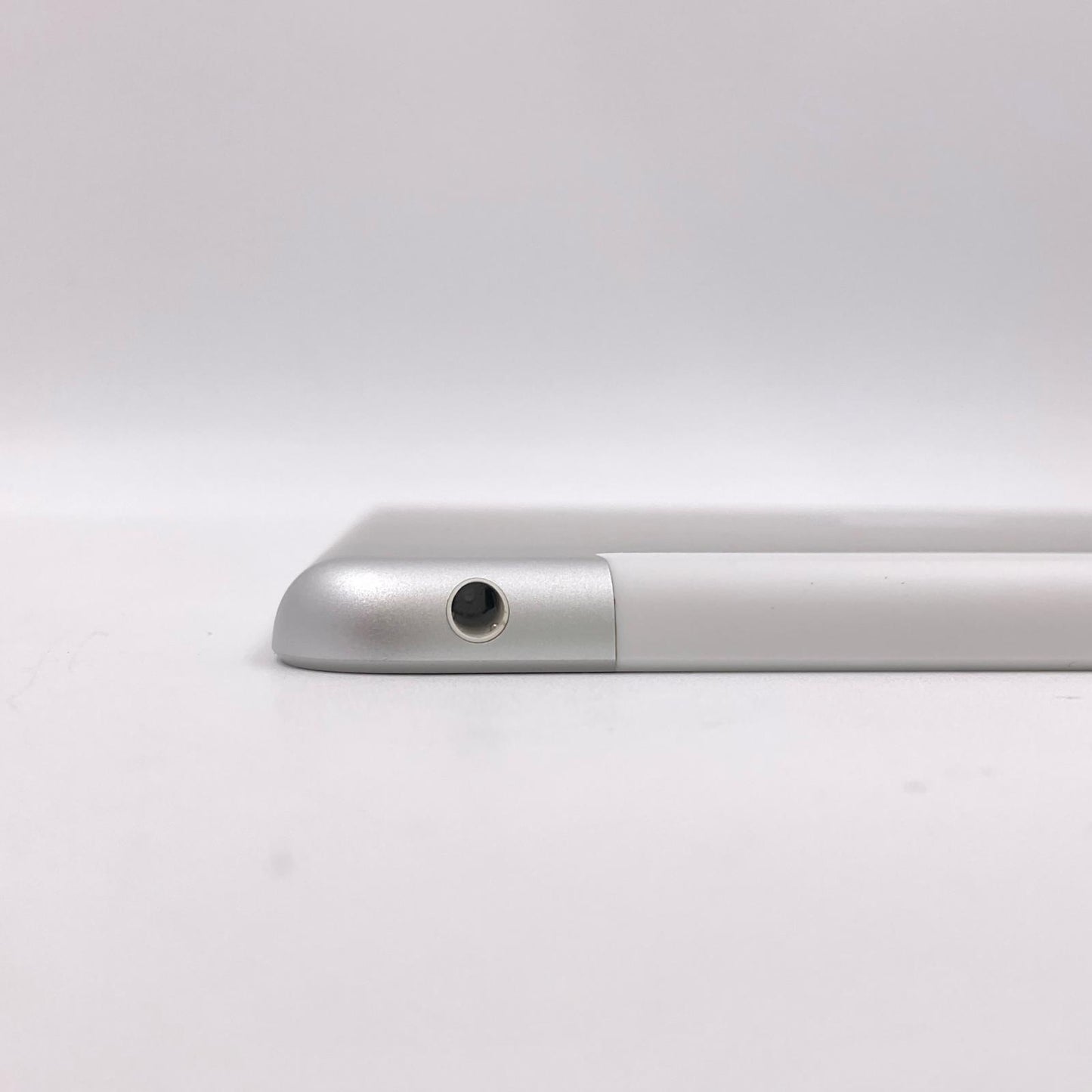 【全額返金保証】【最速発送】Apple iPad iPad 9.7インチ 第6世代 32GB シルバー WiFi+Cellular docomo 白ロム 動作確認済