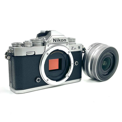 【全額返金保証】【最速発送】Nikon デジタル一眼 Z fc 16-50 VR レンズキット シルバー 美品 動作確認済