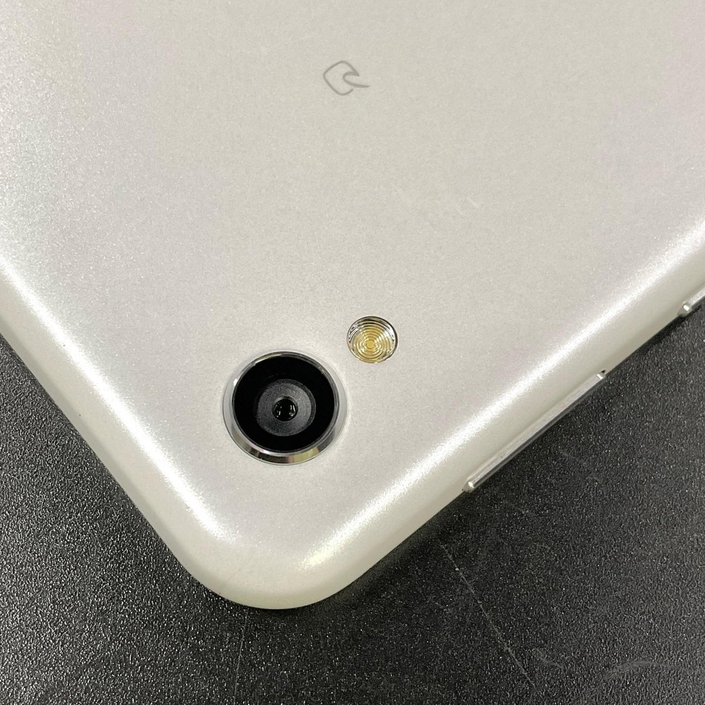 【全額返金保証】【最速発送】SHARP AQUOS sense2 32GB シルキーホワイト docomo SH-01L 白ロム 動作確認済