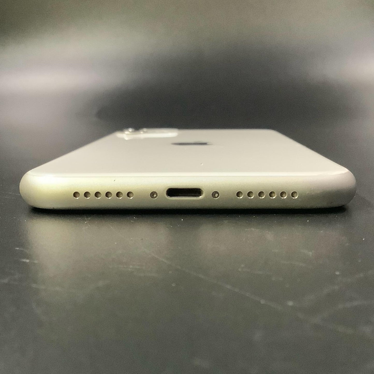 【全額返金保証】【最速発送】Apple iPhone iPhone 11 64GB ホワイト docomo 白ロム 動作確認済 76%