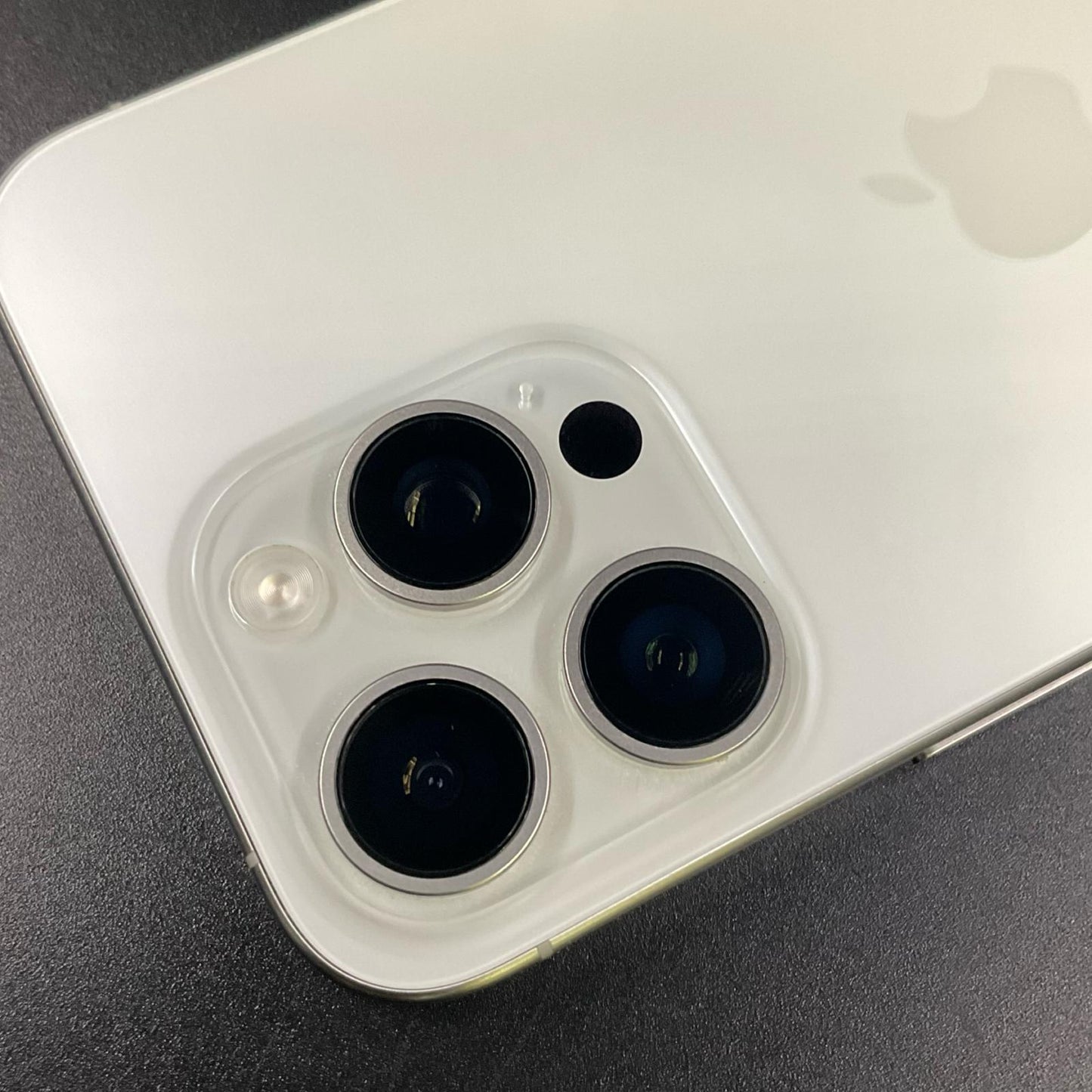 【全額返金保証】【最速発送】Apple iPhone iPhone 15 Pro Max 512GB ホワイトチタニウム au 動作確認済 88%