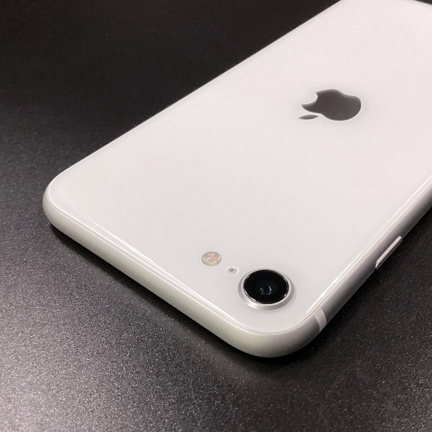 【全額返金保証】【最速発送】Apple iPhone iPhone SE（第2世代） 64GB ホワイト au 白ロム 美品 動作確認済 95%