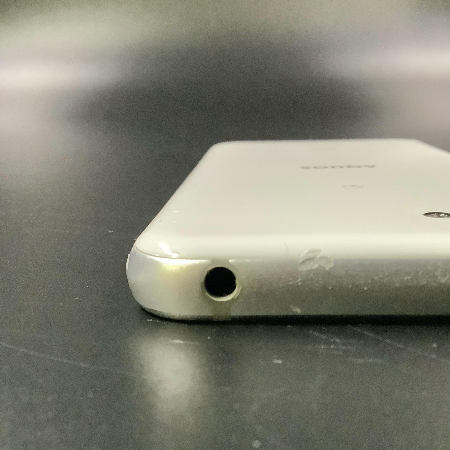 【全額返金保証】【最速発送】SHARP AQUOS R compact 32GB ムーンホワイト au SHV41 白ロム 動作確認済