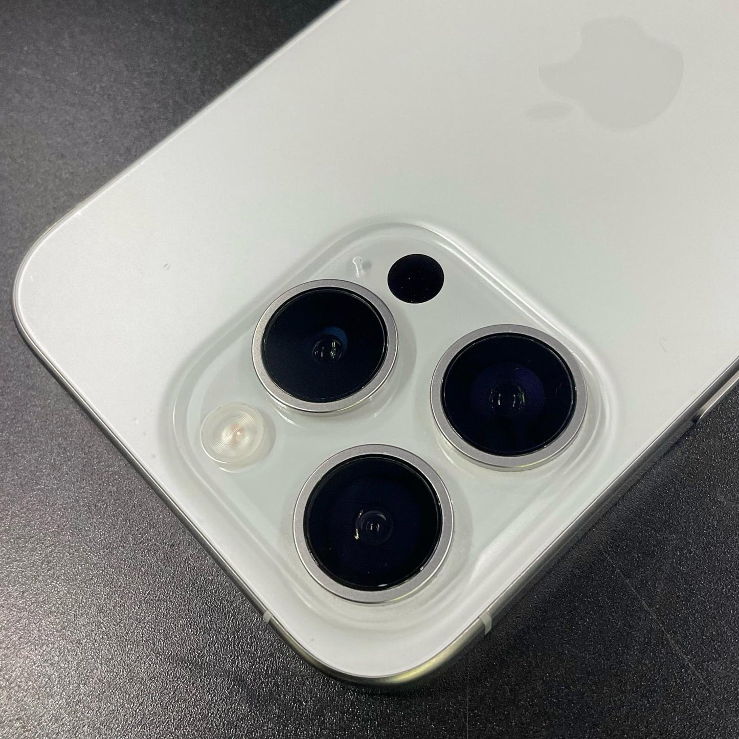 【全額返金保証】【最速発送】Apple iPhone iPhone 15 Pro 128GB ホワイトチタニウム SIMフリー 白ロム 動作確認済 87%