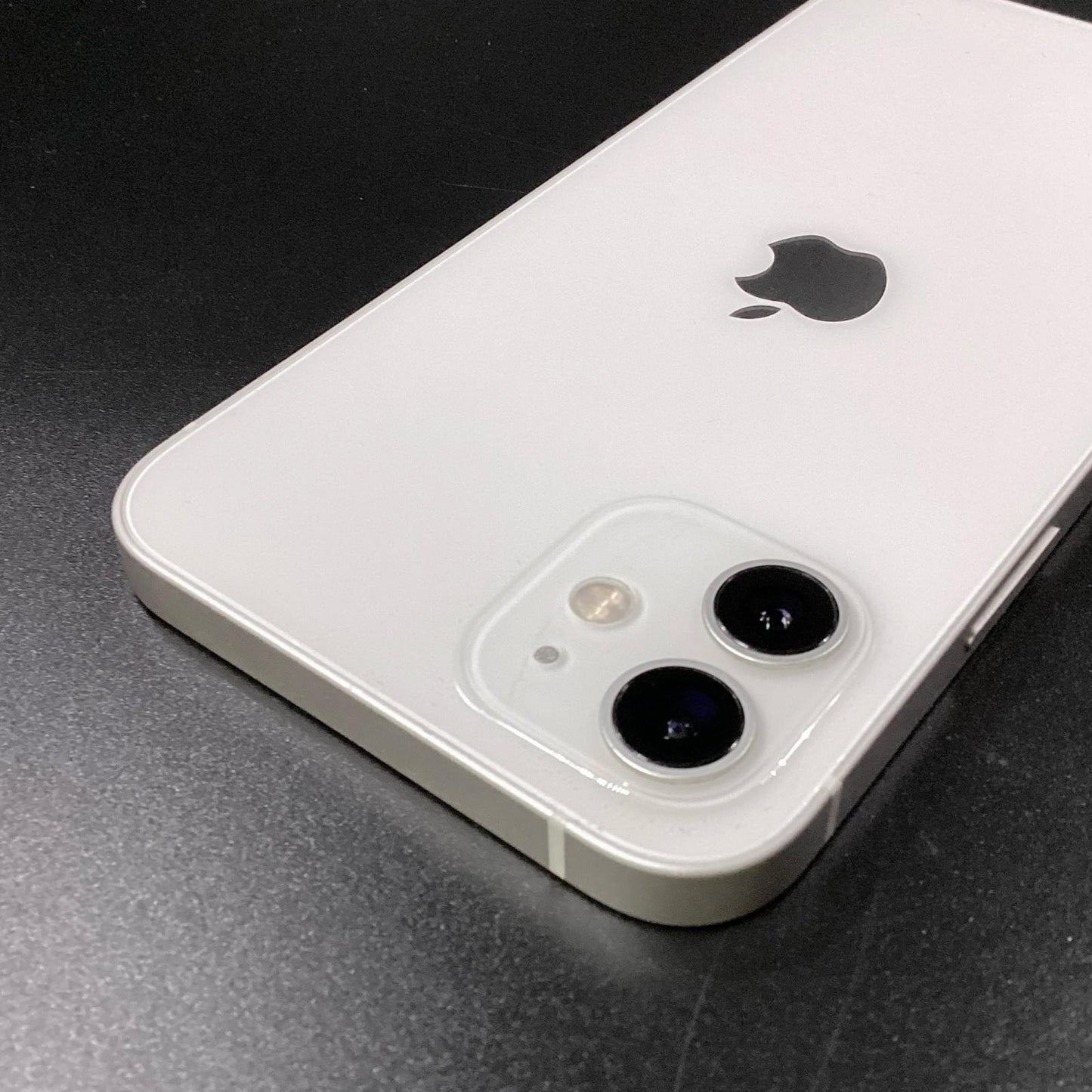【全額返金保証】【最速発送】Apple iPhone iPhone 12 64GB ホワイト docomo 白ロム 動作確認済 78%