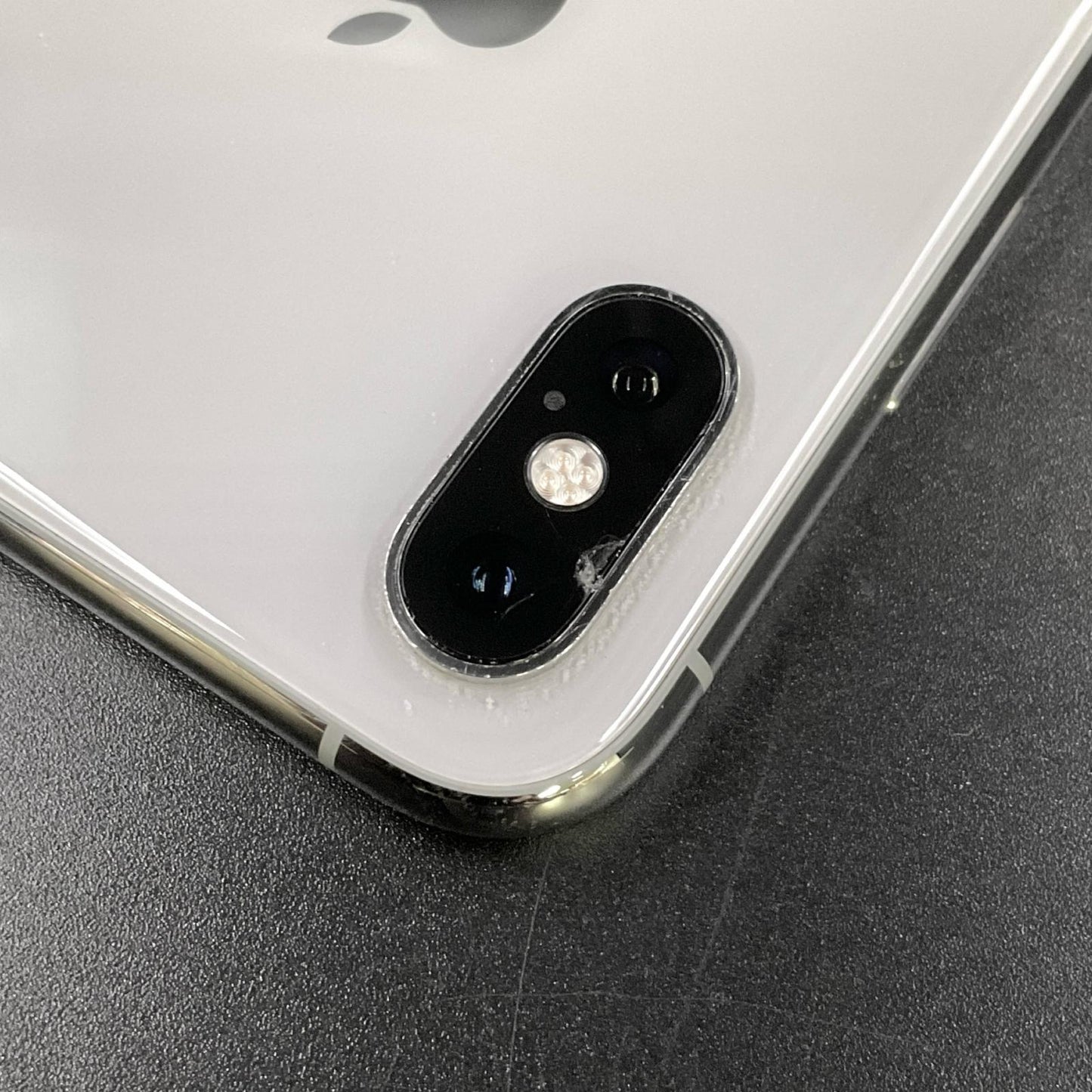 【最速発送】Apple iPhone iPhone XS 64GB シルバー docomo 白ロム【難有】 75%
