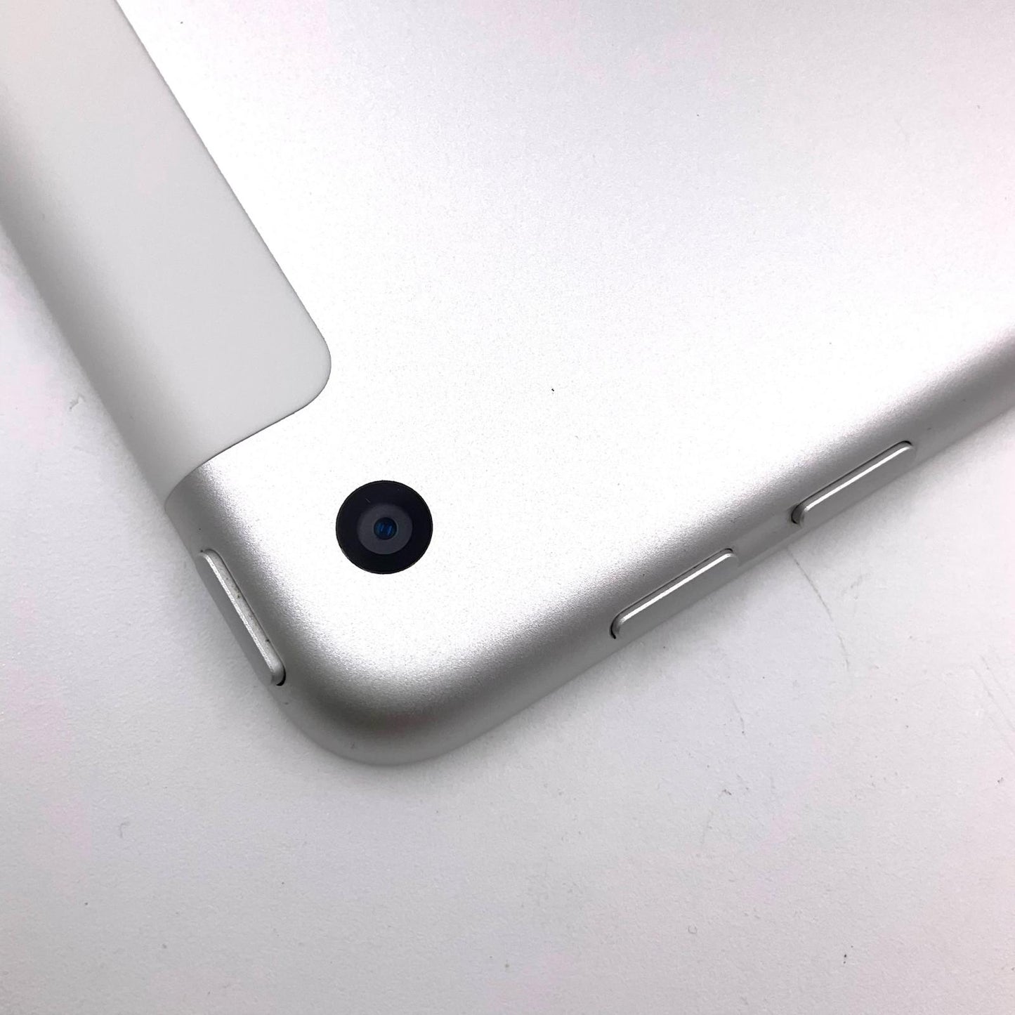 【全額返金保証】【最速発送】Apple iPad iPad 9.7インチ 第5世代 32GB シルバー WiFi+Cellular Softbank 白ロム 美品 動作確認済