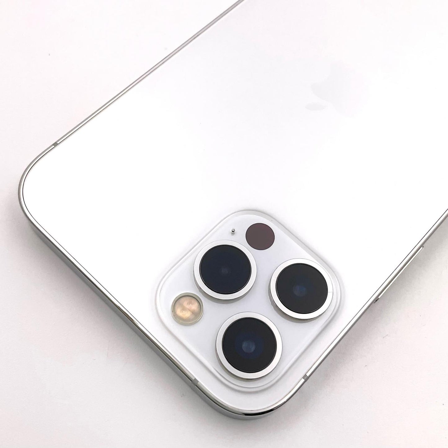 【全額返金保証】【最速発送】Apple iPhone iPhone 12 Pro 256GB シルバー docomo SIMフリー 白ロム 動作確認済 76%