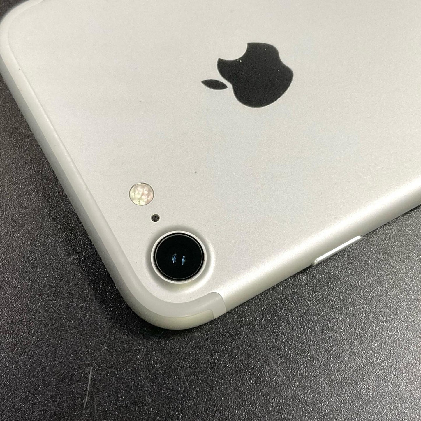 【全額返金保証】【最速発送】Apple iPhone iPhone 7 32GB シルバー Softbank 白ロム 動作確認済 83%