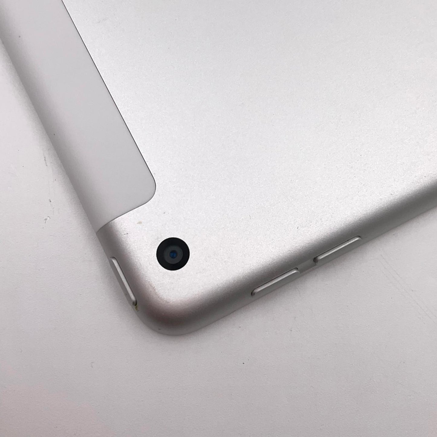 【全額返金保証】【最速発送】Apple iPad iPad 10.2インチ 第7世代 32GB シルバー WiFi+Cellular Softbank 白ロム 動作確認済