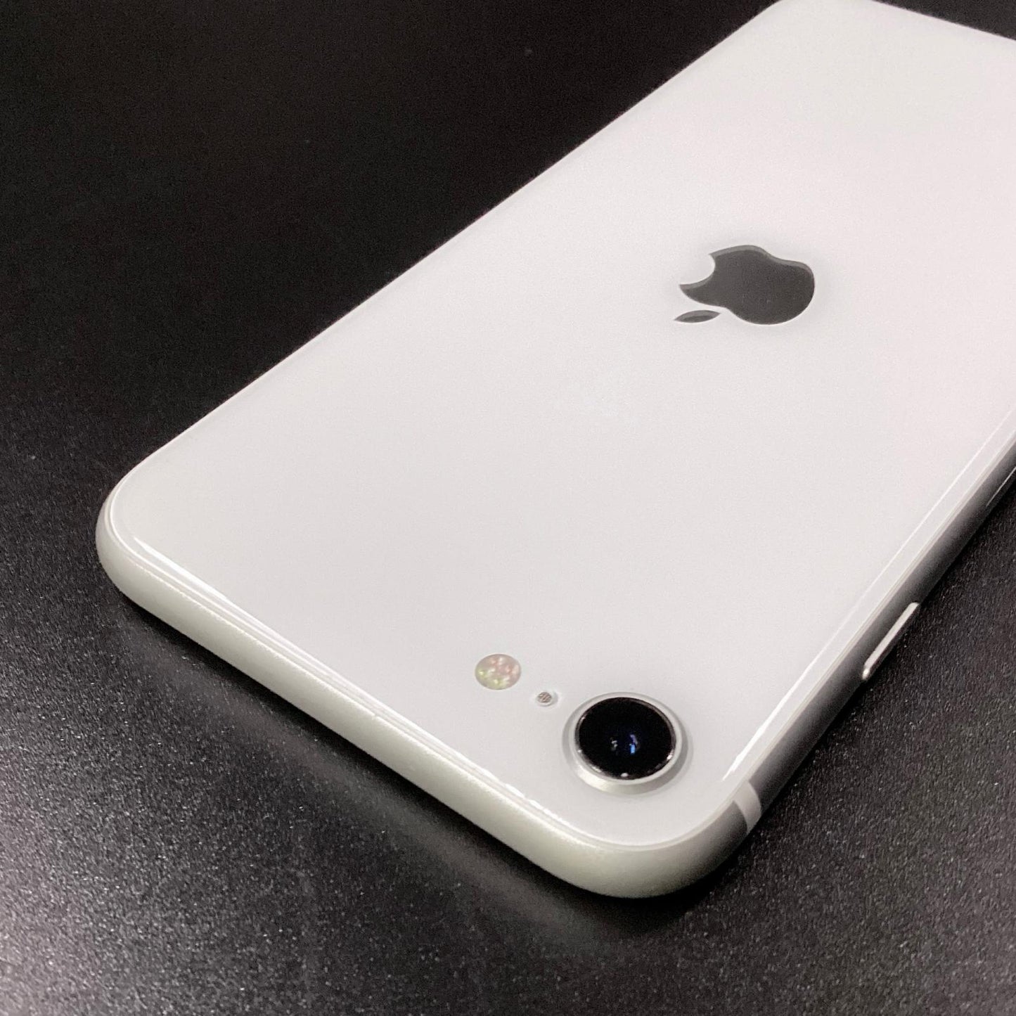 【全額返金保証】【最速発送】Apple iPhone iPhone SE（第2世代） 64GB ホワイト SIMフリー 白ロム 動作確認済 83%
