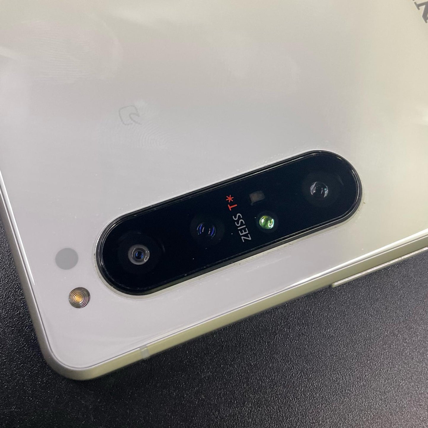 【全額返金保証】【最速発送】Sony Xperia 1 II 128GB ホワイト docomo SO-51A 白ロム 動作確認済