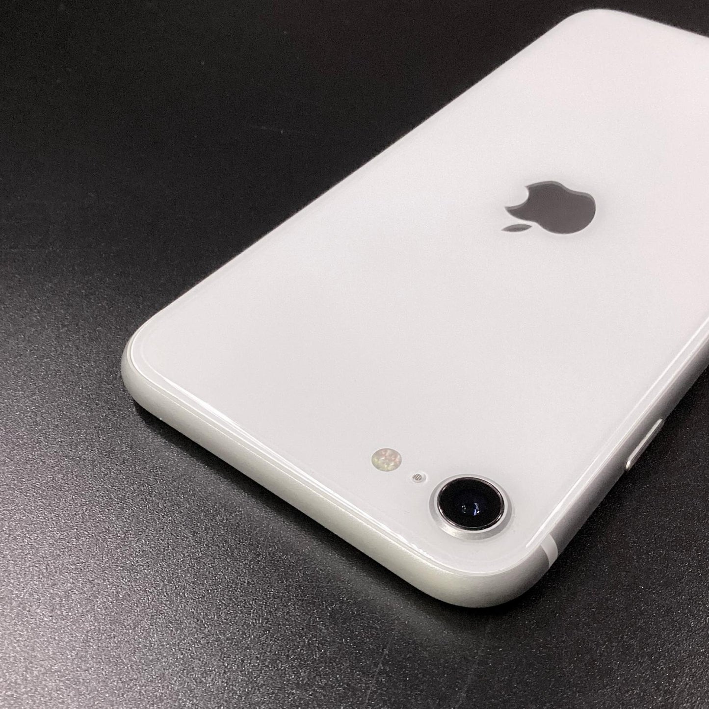 【全額返金保証】【最速発送】Apple iPhone iPhone SE（第2世代） 64GB ホワイト Softbank 白ロム 動作確認済 73%