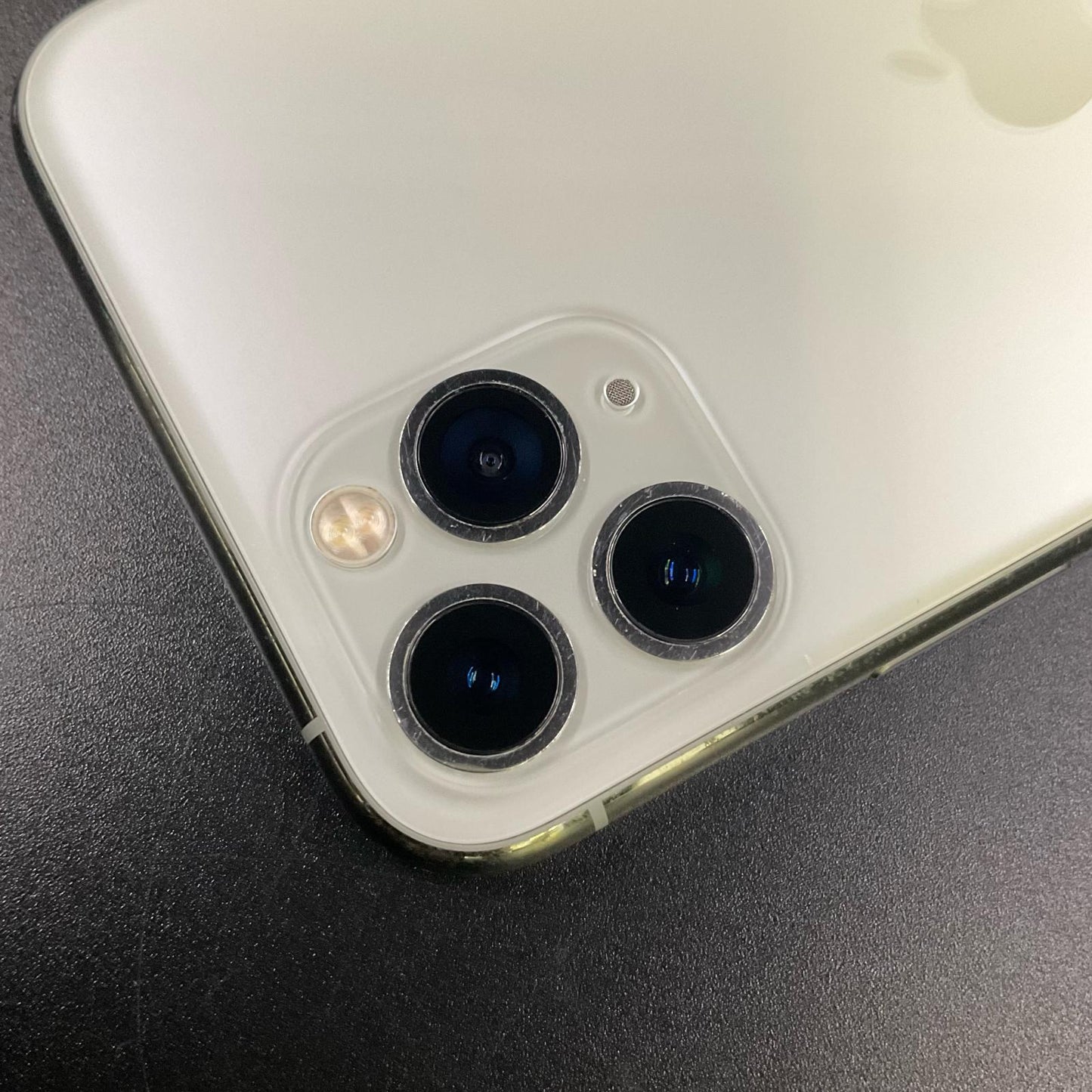 【全額返金保証】【最速発送】Apple iPhone iPhone 11 Pro 256GB シルバー au 白ロム 動作確認済 81%