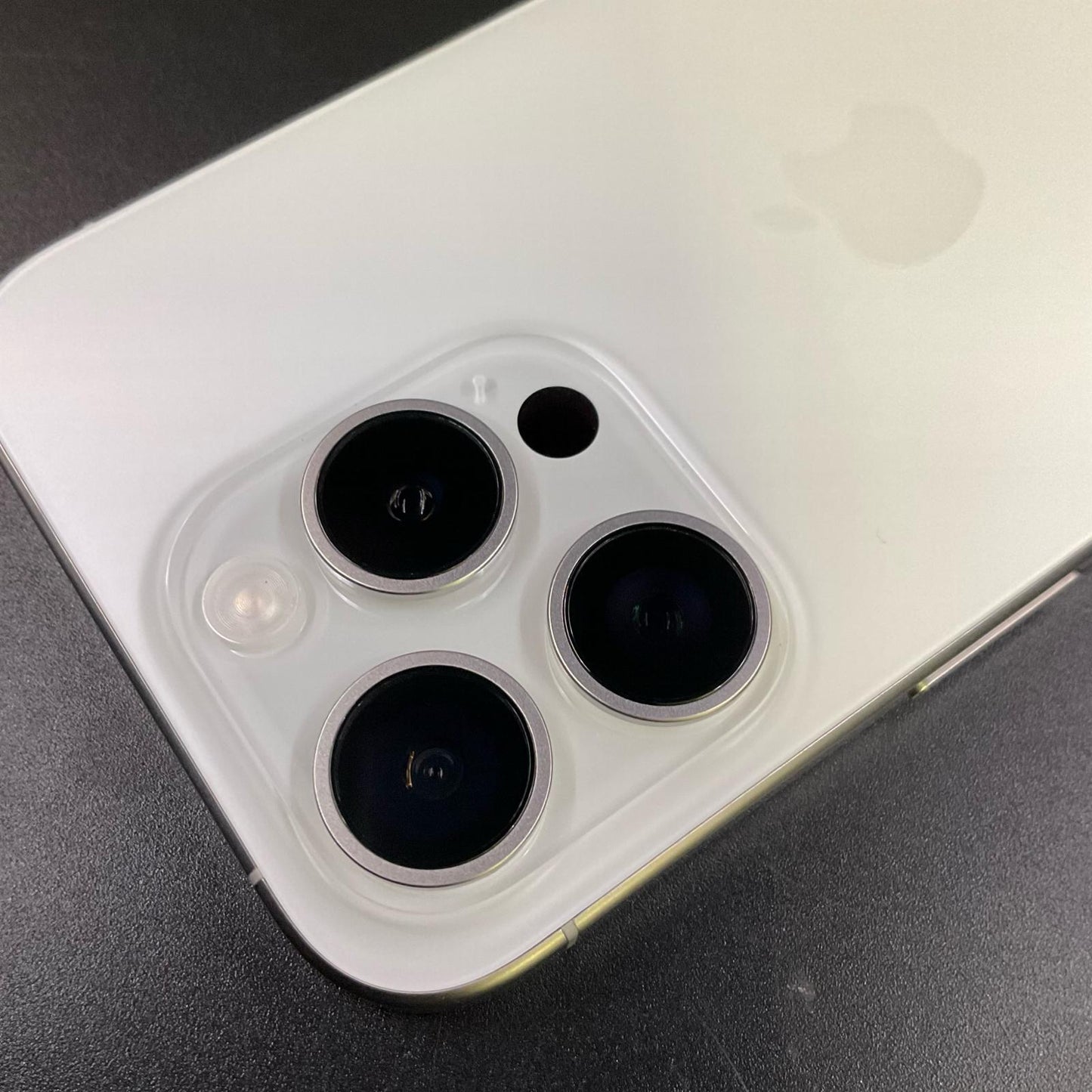 【全額返金保証】【最速発送】Apple iPhone iPhone 15 Pro 256GB ホワイト docomo SIMフリー 白ロム 美品 動作確認済 86%