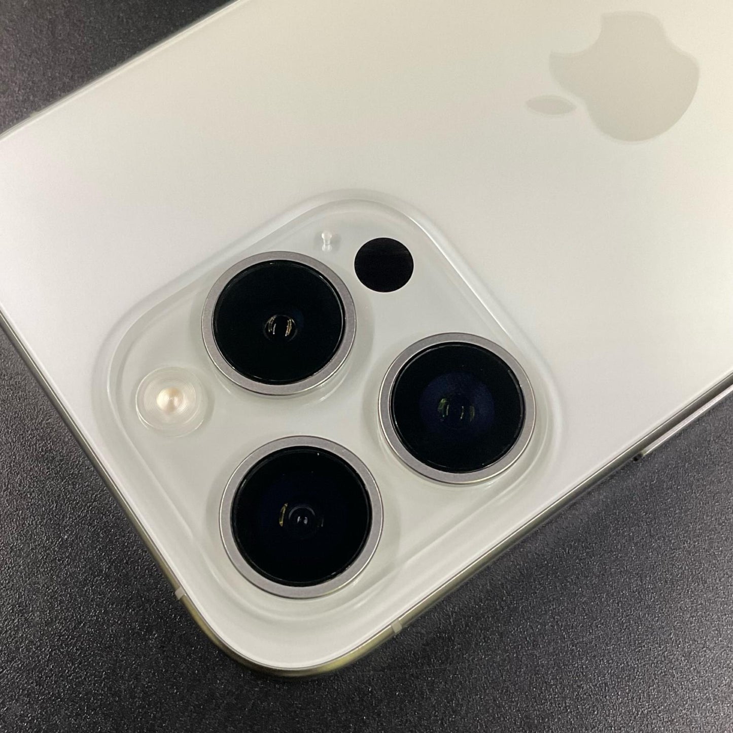 【全額返金保証】【最速発送】Apple iPhone iPhone 15 Pro 256GB ホワイトチタニウム SIMフリー 白ロム 美品 動作確認済 88%