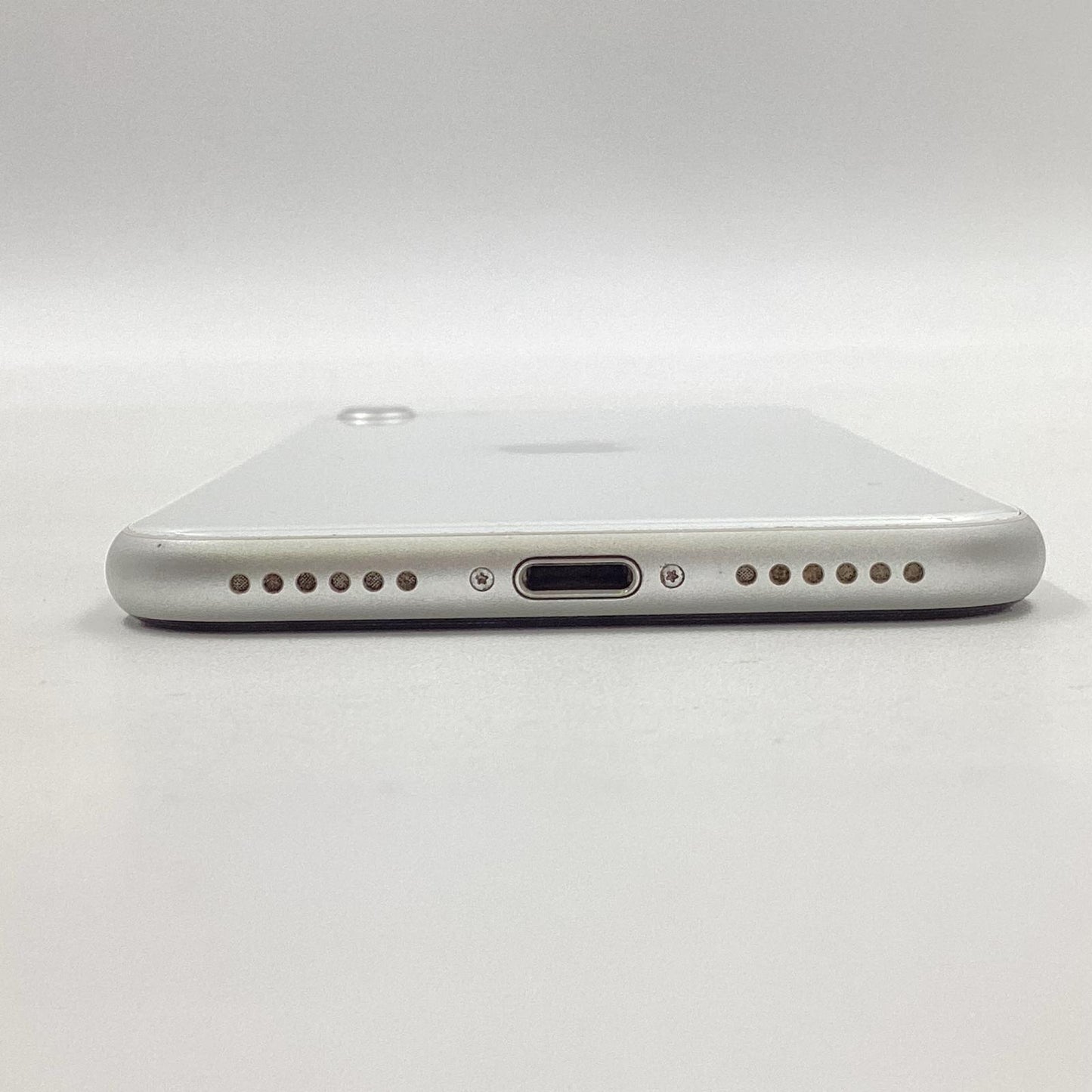 【全額返金保証】【最速発送】Apple iPhone iPhone SE（第2世代） 64GB ホワイト au 白ロム 動作確認済 72%