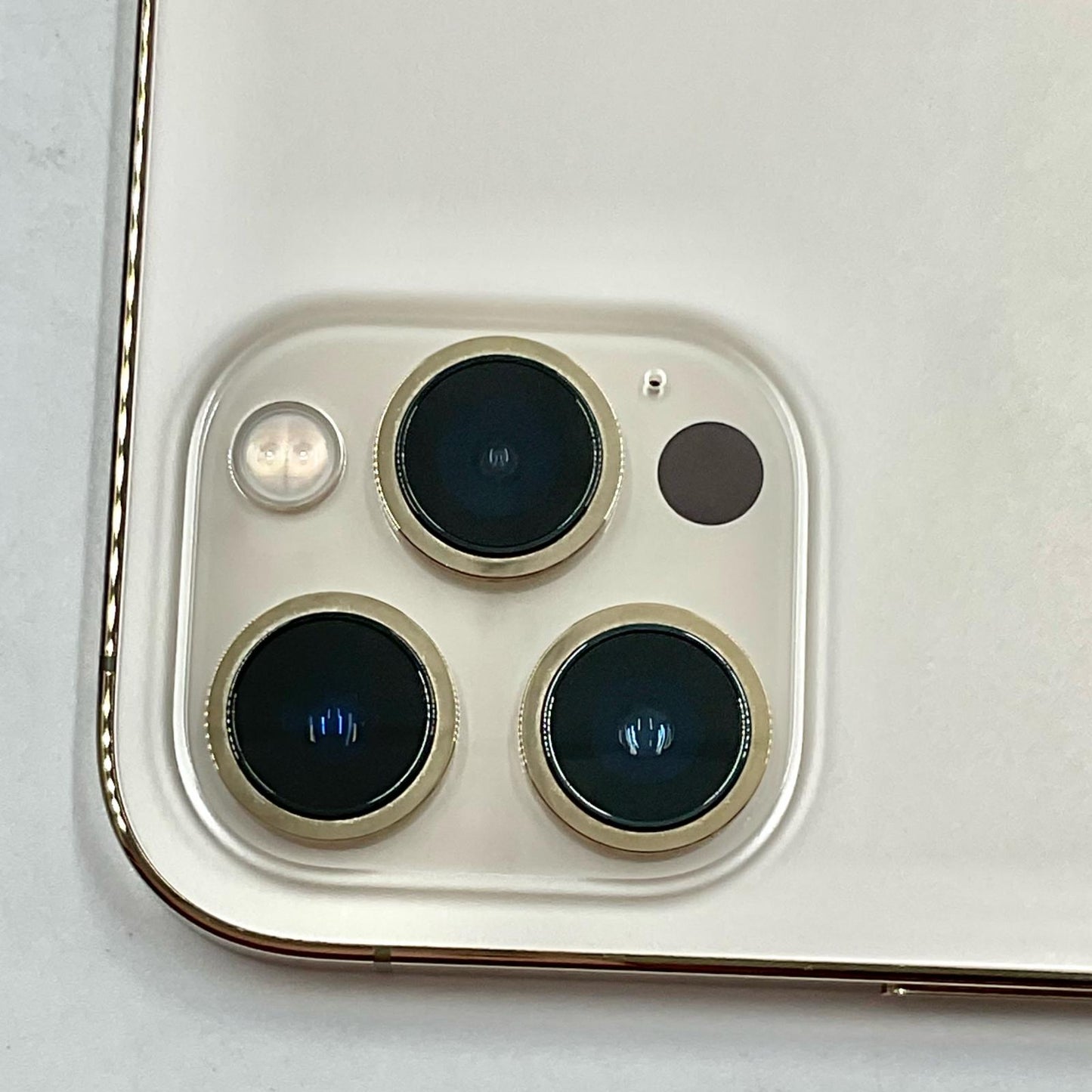 【全額返金保証】【最速発送】Apple iPhone iPhone 12 Pro Max 256GB ゴールド docomo SIMフリー 白ロム 動作確認済 82%