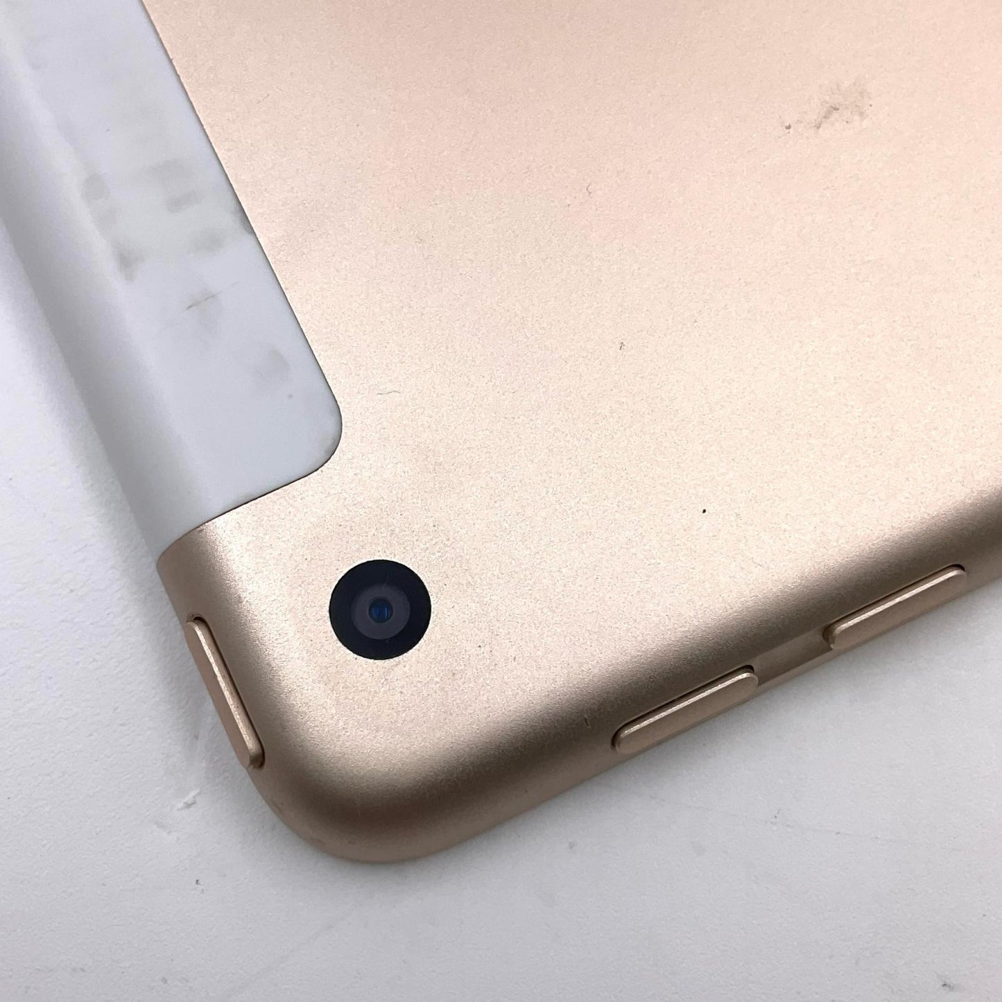 【全額返金保証】【最速発送】Apple iPad iPad 9.7インチ 第5世代 32GB ゴールド WiFi+Cellular docomo 白ロム 動作確認済