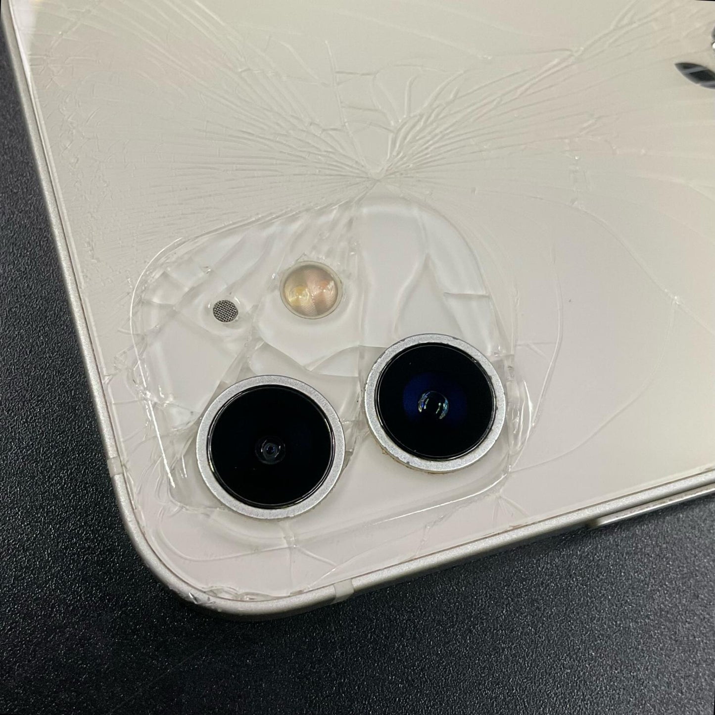 【最速発送】Apple iPhone iPhone 12 64GB ホワイト au SIMフリー 白ロム【難有】 81%
