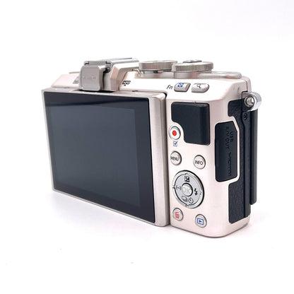 【全額返金保証】【最速発送】OLYMPUS デジタル一眼 PEN Lite E-PL7 ボディ [シルバー] 美品 動作確認済