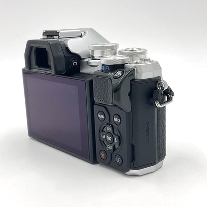 【全額返金保証】【最速発送】OLYMPUS デジタル一眼 OM-D E-M10 Mark III ボディ [シルバー] シルバー 美品 動作確認済